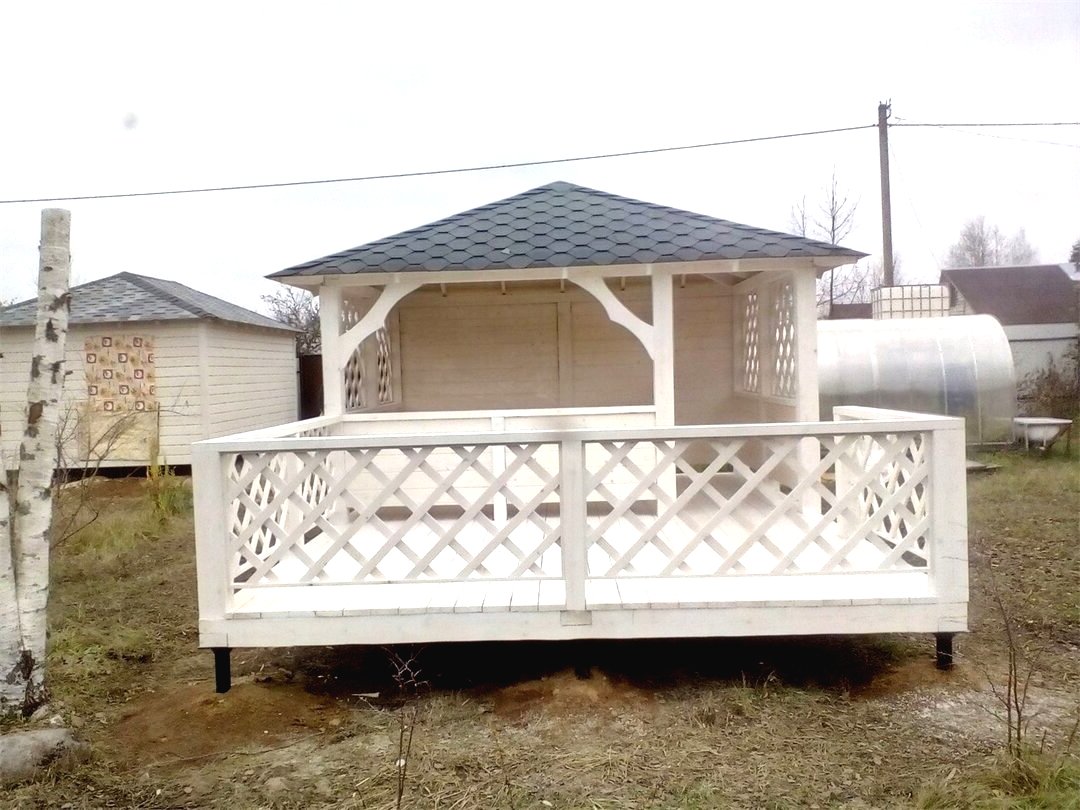 Интересная беседка с террасой из дерева - фото 8