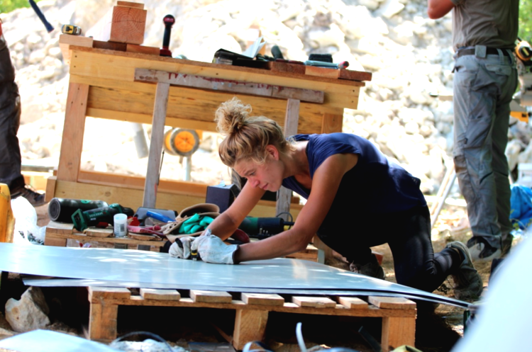 Дом из автопокрышек и стеклянных бутылок - фото 4