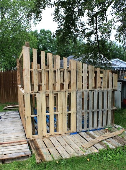 Деревенский сарай из поддонов и жестяных банок - фото 5