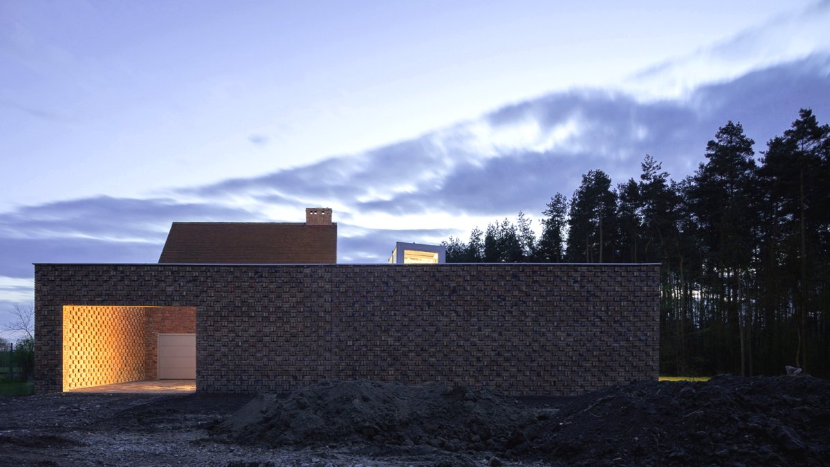 Интересный кирпичный дом - фото 9