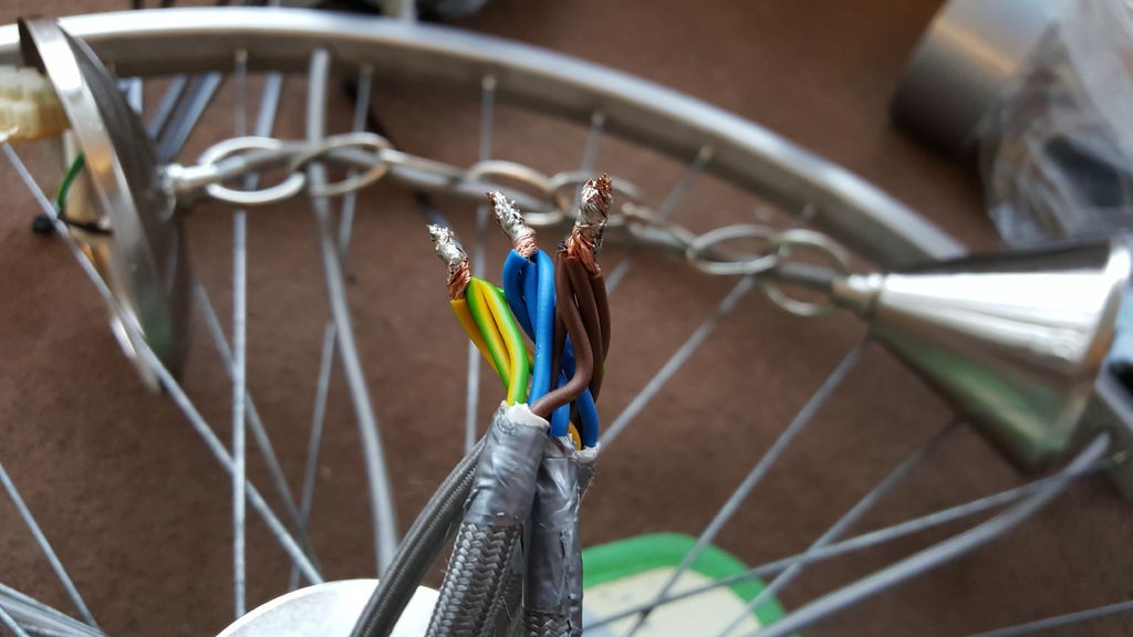 Люстра из велосипедного колеса и бутылок - фото 14