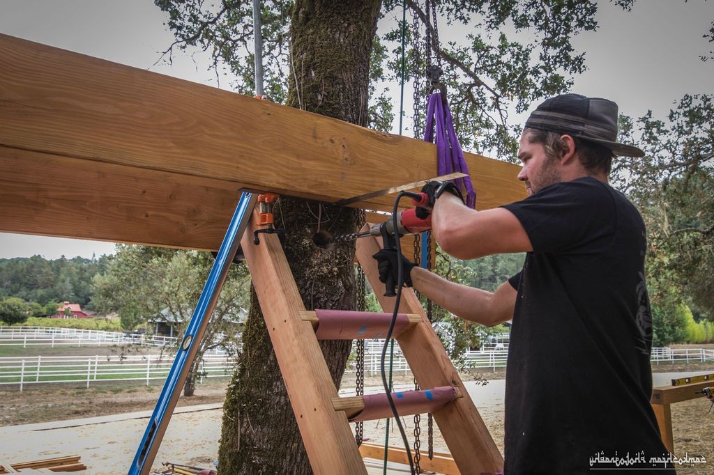 Крепление болтов к дереву для домика на нем - фото 11