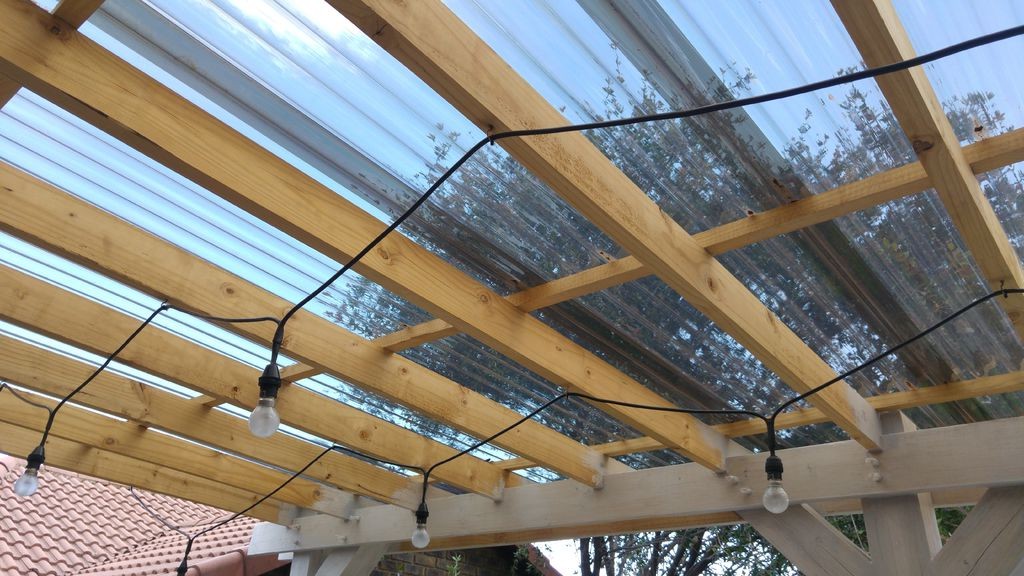 Интересная  летняя кухня под беседкой из перголы - фото 33