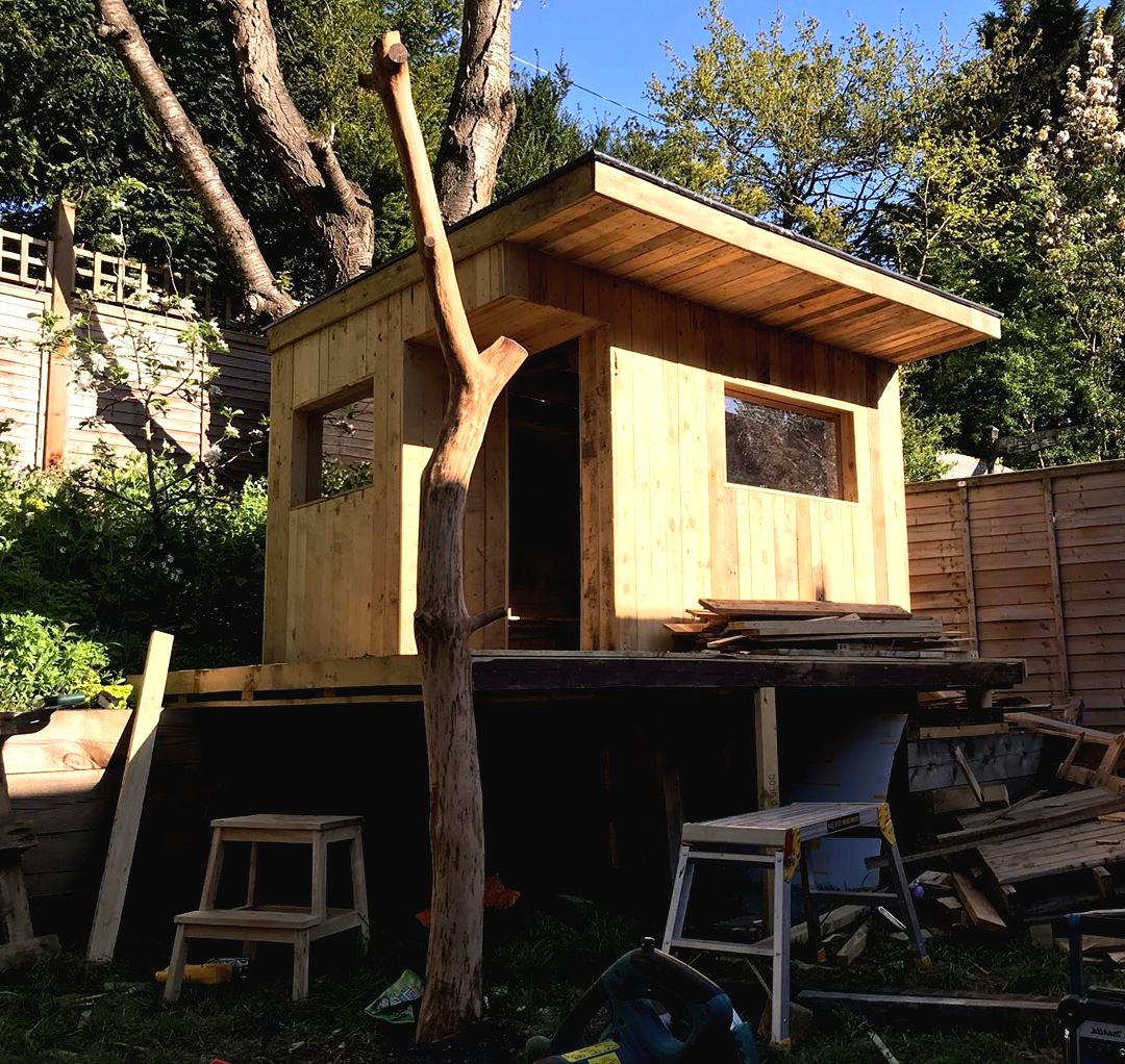 Необычный детский домик на дереве с горкой - фото 5