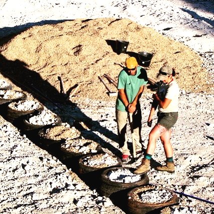 Дом из автопокрышек и стеклянных бутылок - фото 2