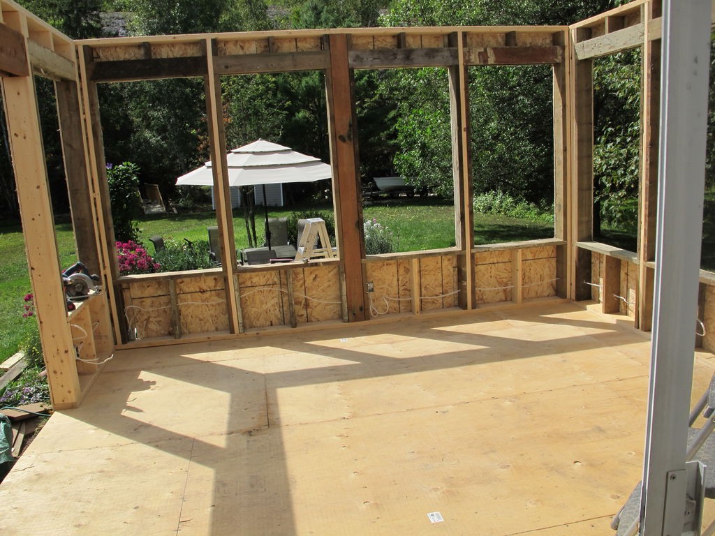 Закрытая солнечная веранда с дровяной печью - фото 13