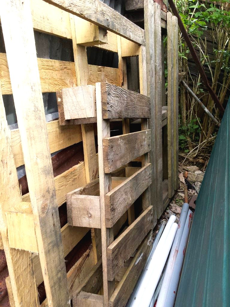 Цветной забор из поддона - фото 2