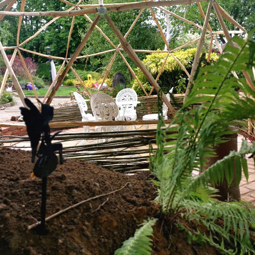 Необычное патио своими руками на даче - фото 14