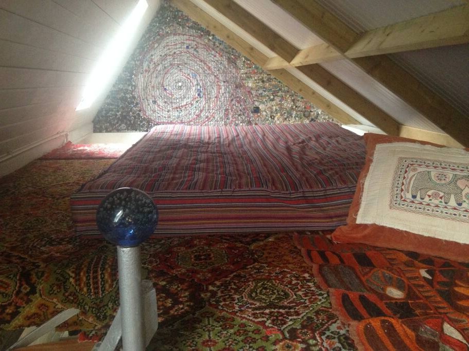 Дом из стеклянных бутылок - фото 7