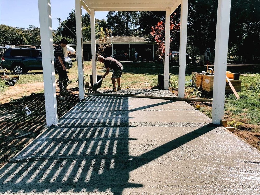 Красивая беседка из дерева для дачи - фото 7