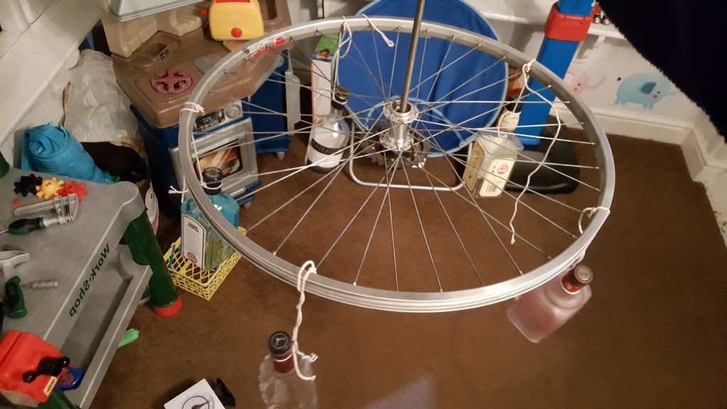 Люстра из велосипедного колеса и бутылок - фото 8