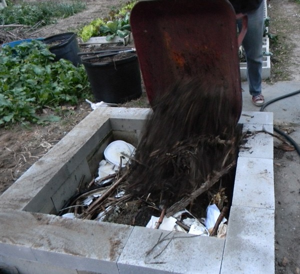 Интересная грядка из шлакоблока и мозаичной плитки - фото 8