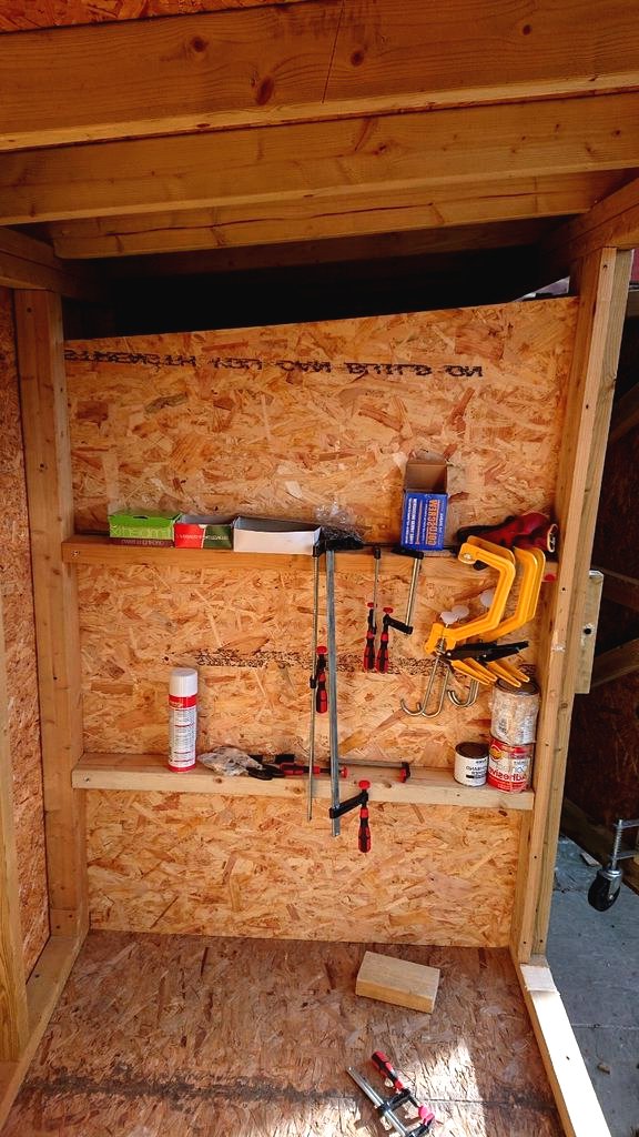 Современный сарай из дерева - фото 30