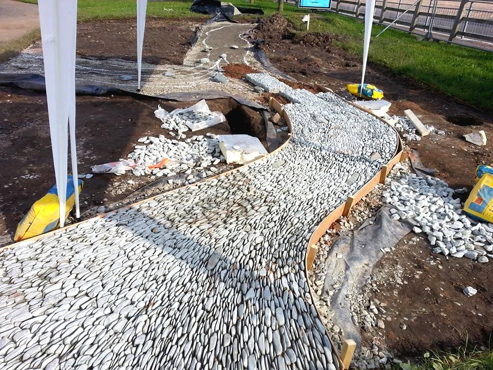 Садовая дорожка из речной гальки - фото 2