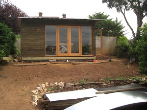 Необычный дом с изогнутой крышей - фото 9