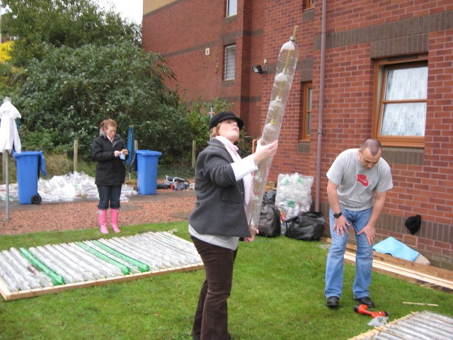 Необычная беседка из пластиковых бутылок - фото 12