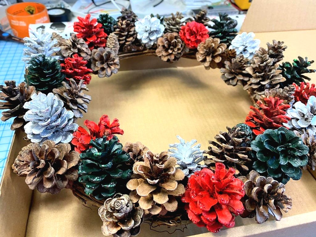 Венок из сосновых шишек - фото 11