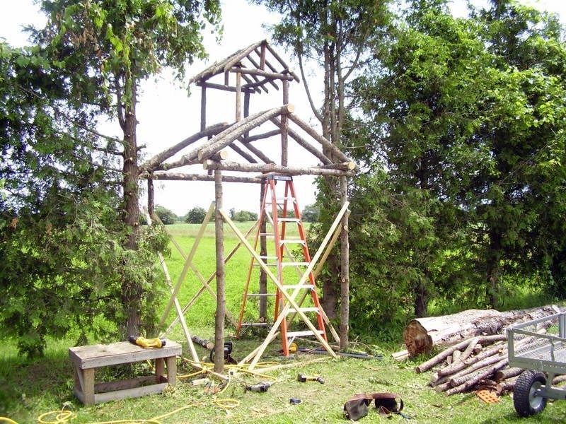 Беседка из стволов деревьев - фото 4