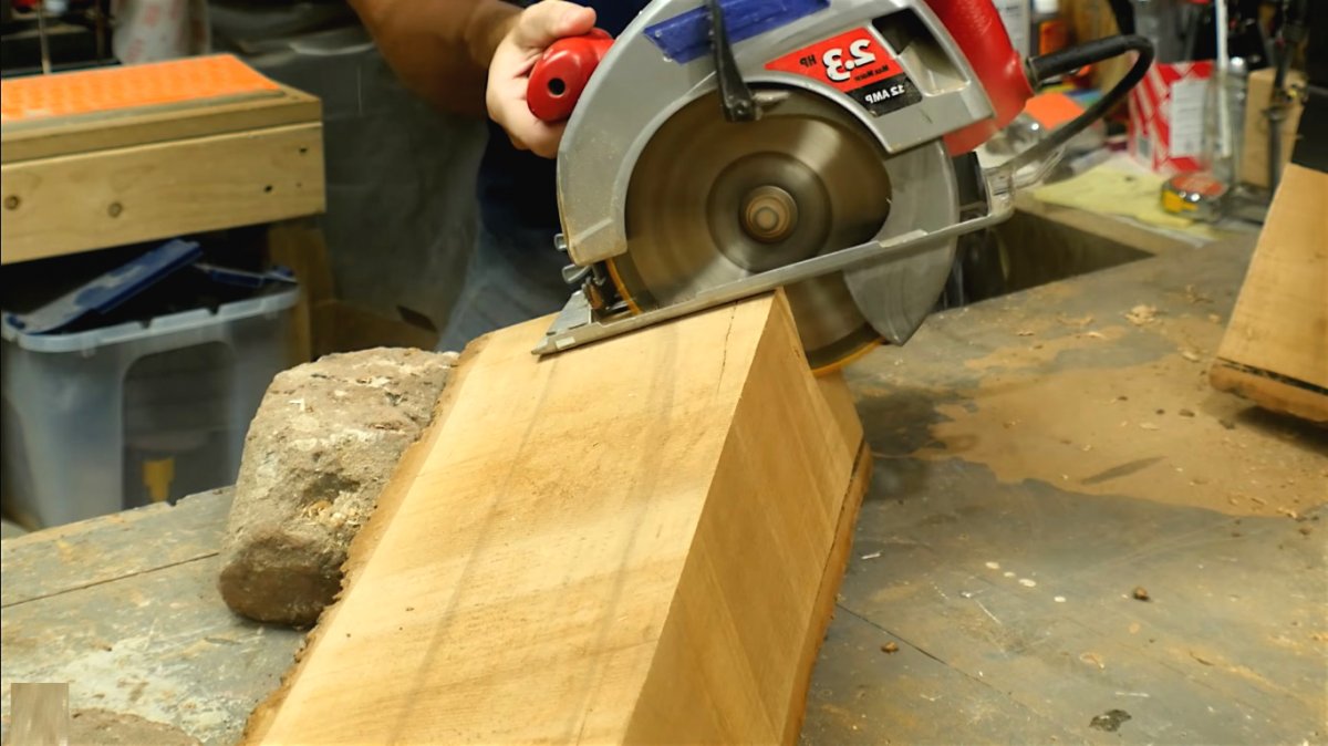 Как сделать скамью из бревна с местом для хранения - фото 10