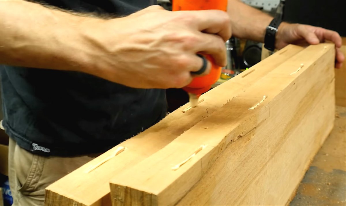 Как сделать скамью из бревна с местом для хранения - фото 6