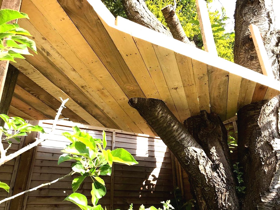 Необычный детский домик на дереве с горкой - фото 13