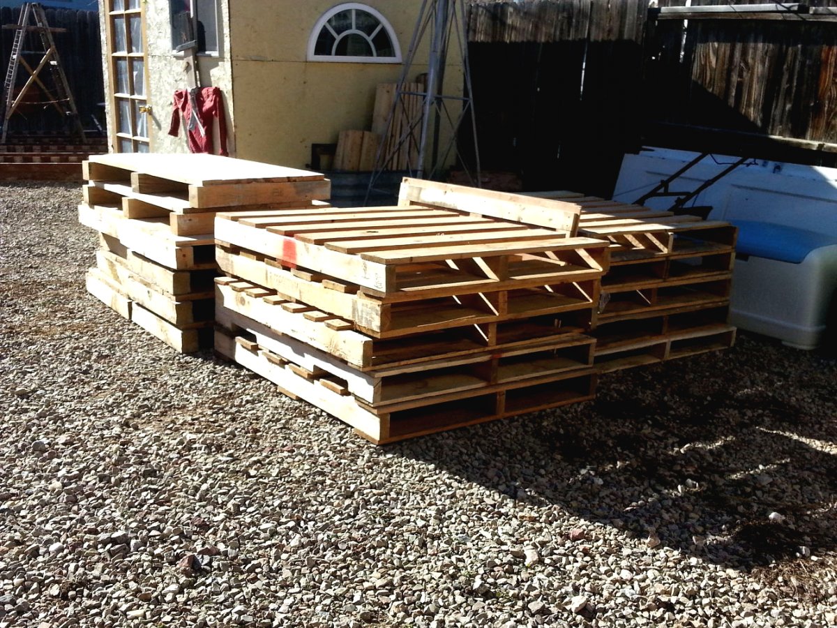 Небольшой садовый домик из поддонов - фото 11