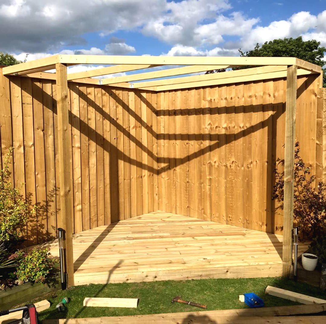 Красивая угловая беседка из дерева - фото 7