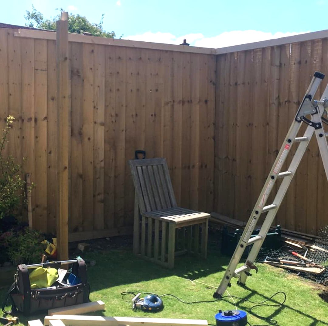 Красивая угловая беседка из дерева - фото 4