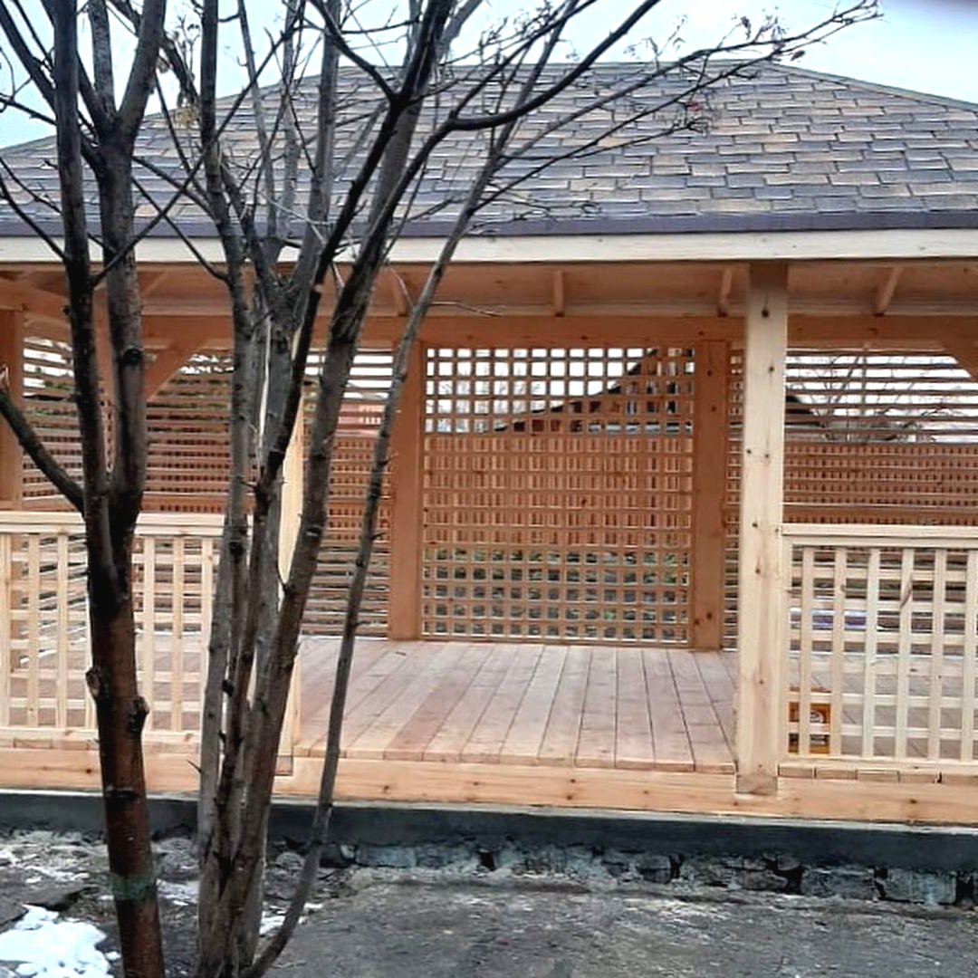 Беседка из дерева на даче - фото 3