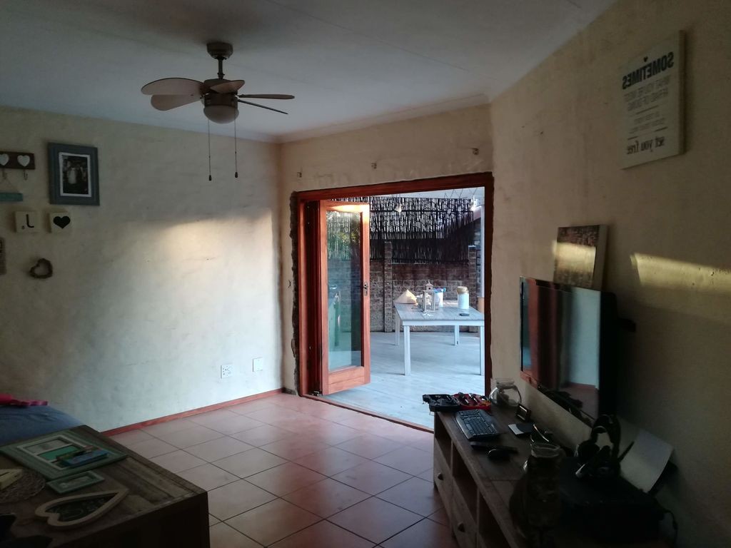 Интересная  летняя кухня под беседкой из перголы - фото 41