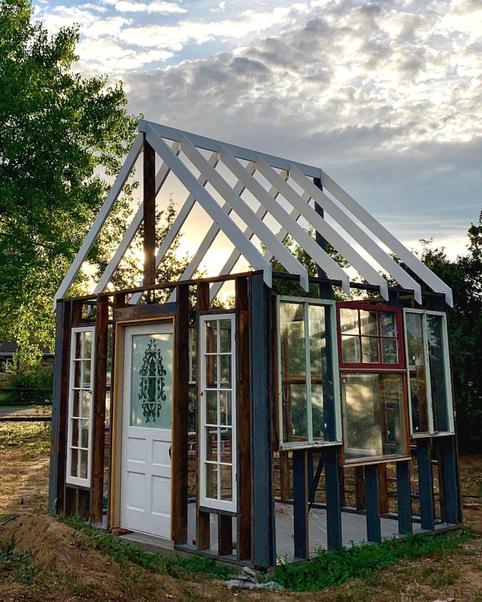 Оригинальная оранжерея из старых стекол - фото 8