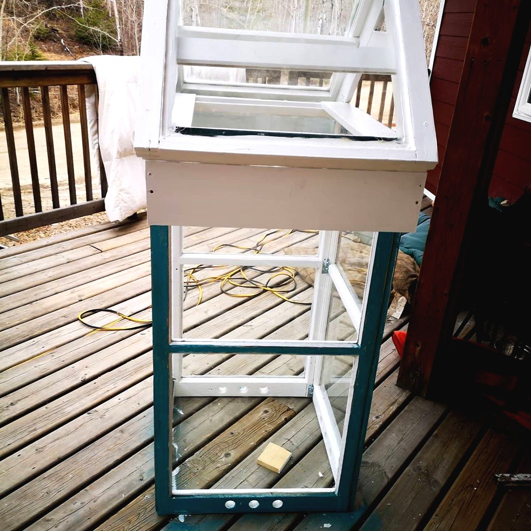Мини теплица для улицы из оконных рам для комнатных цветов - фото 14