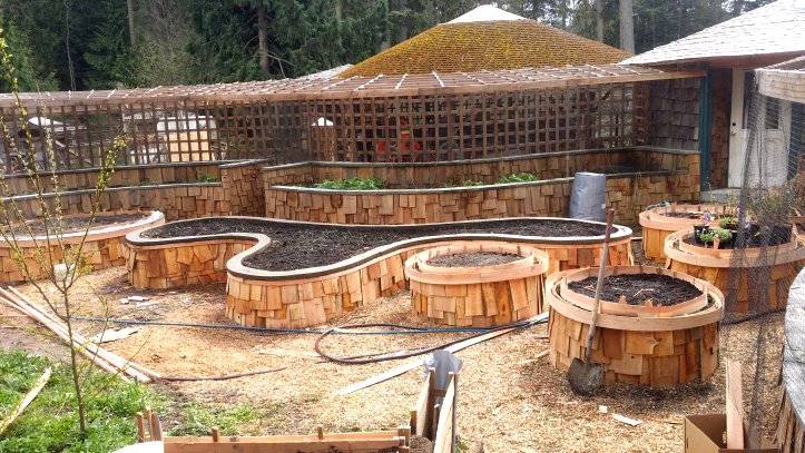 Необычные грядки из дерева - фото 10