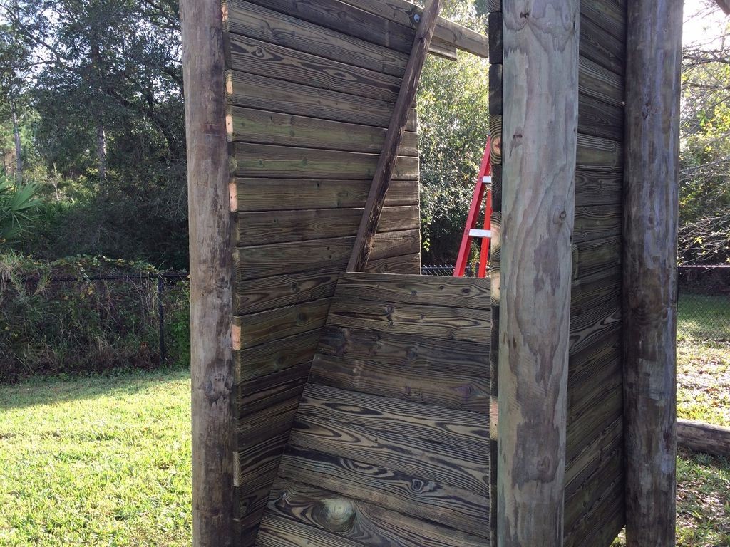 Детский дом на столбах со стеной для скалолазания - фото 9