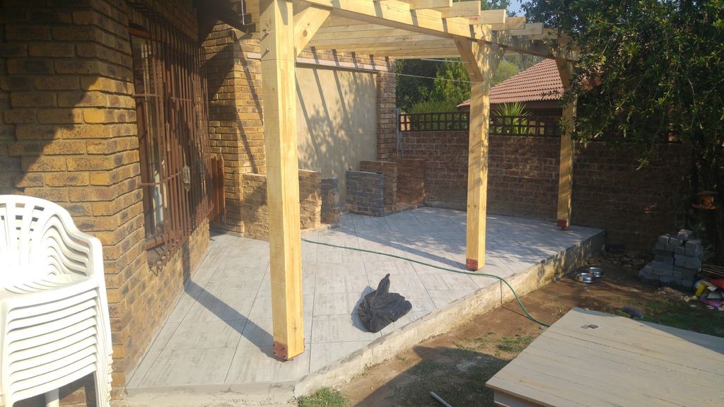 Интересная  летняя кухня под беседкой из перголы - фото 28