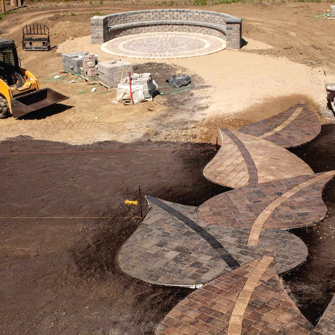 Ландшафтный дизайн участка перед домом - фото 13