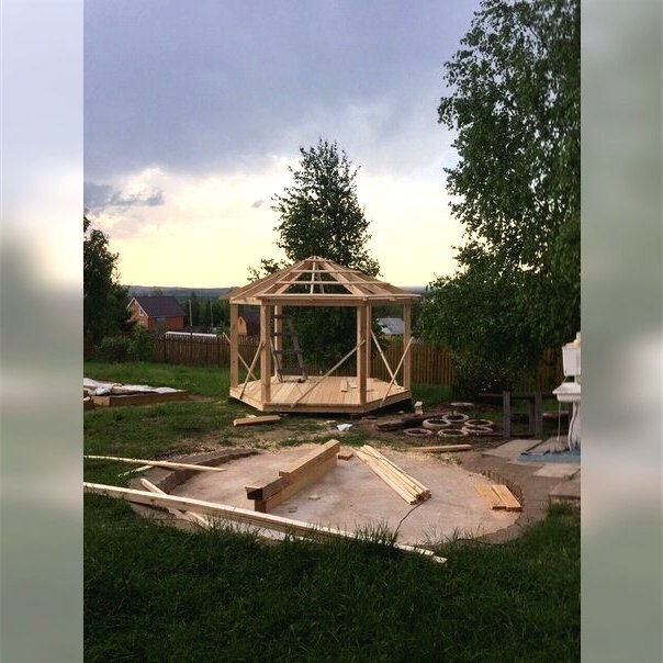 Открытая деревянная беседка для дачи - фото 6