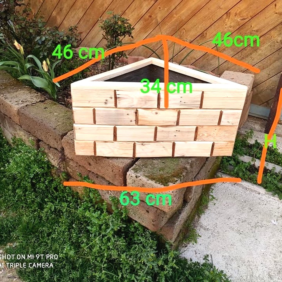 Оригинальные цветочные клумбы из дерева - фото 10