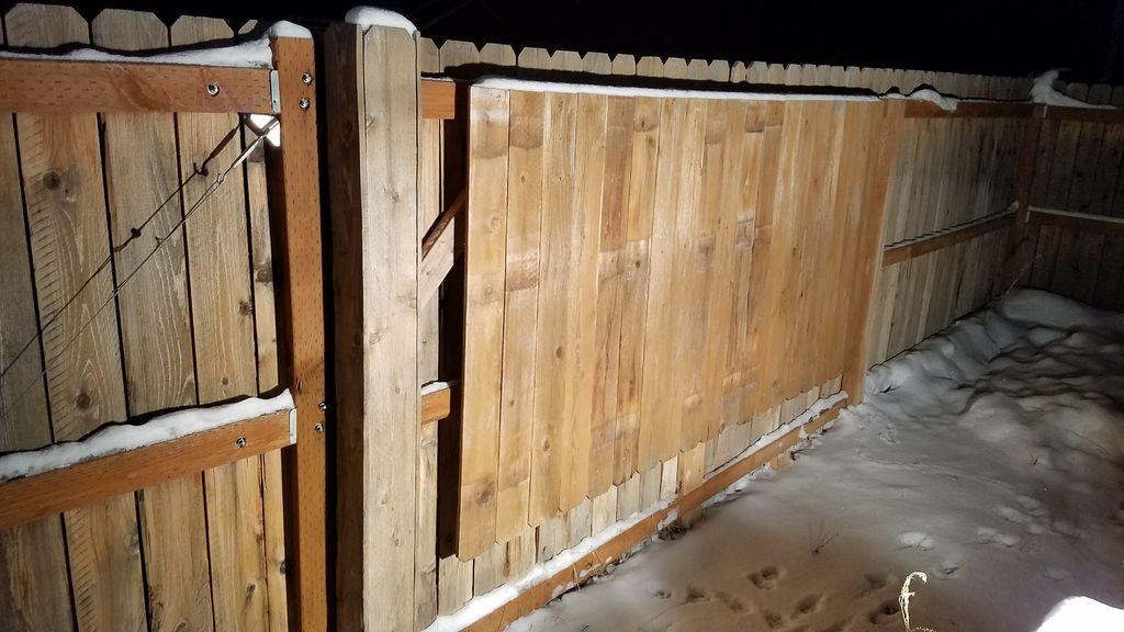 Интересный дровенник вдоль забора - фото 8