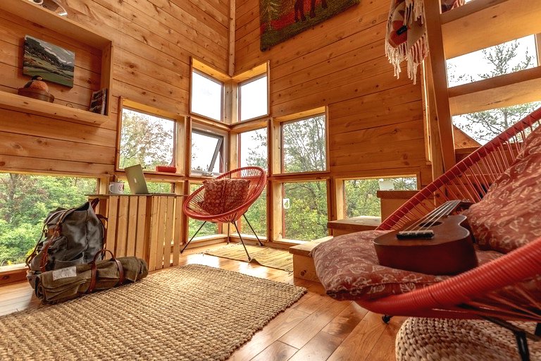 Крошечный дом ярко-красного цвета 3х3 метра - фото 4