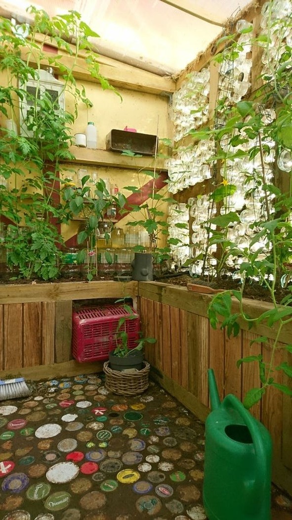 Теплица из стеклянных бутылок - фото 9