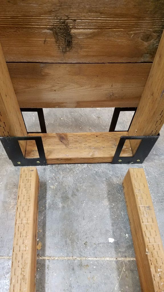 Интересный дровенник вдоль забора - фото 2