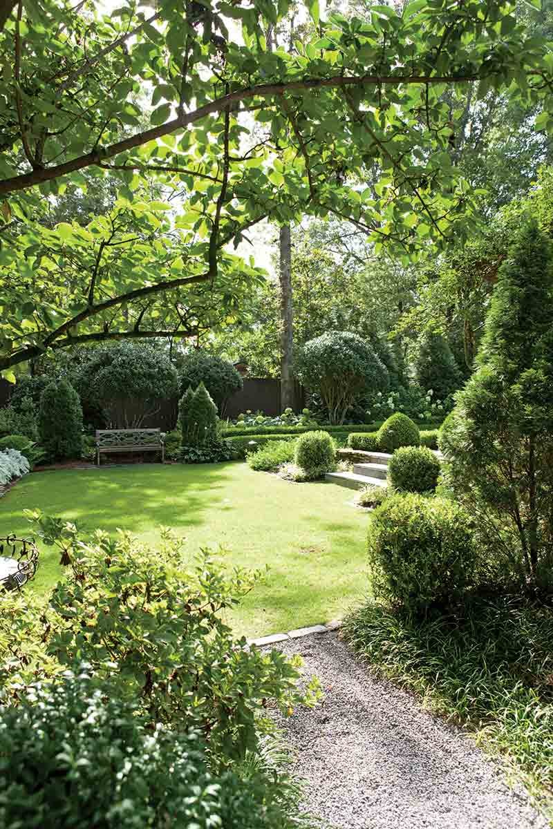 Сад, украшенный самшитами и гортензиями - фото 3