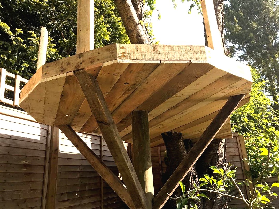 Необычный детский домик на дереве с горкой - фото 14