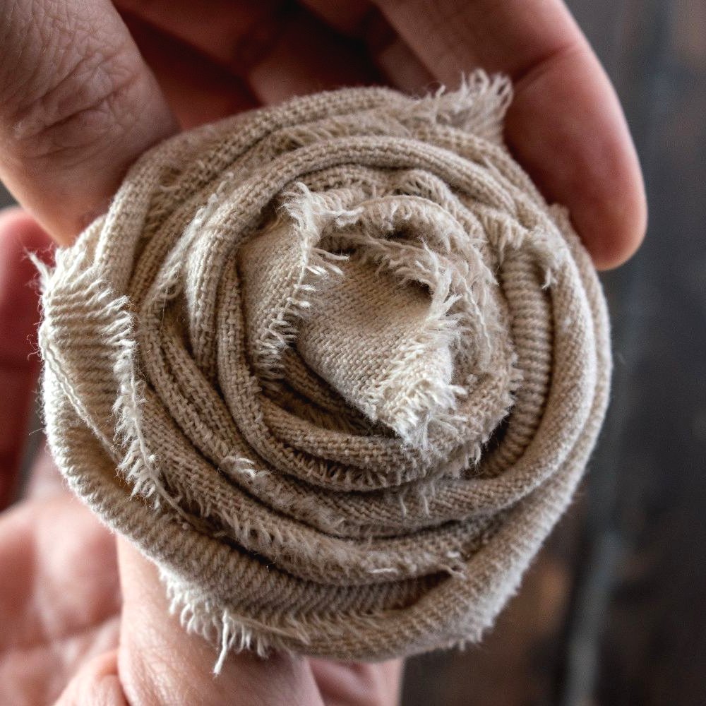 Красивая фактурная подушка из ткани - фото 4