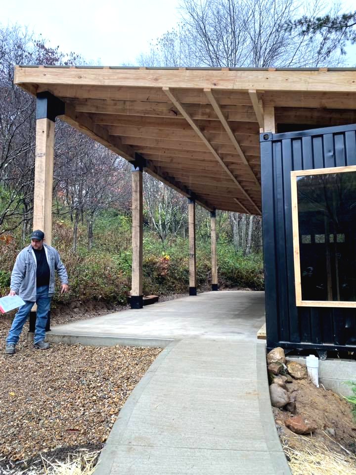 Интересный дом из морского контейнера - фото 16