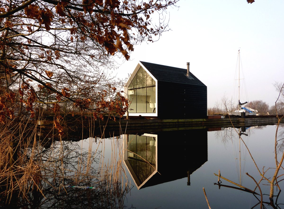 Деревянный дом на берегу реки или озера - фото 6