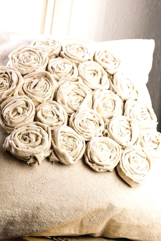 Красивая фактурная подушка из ткани - фото 6