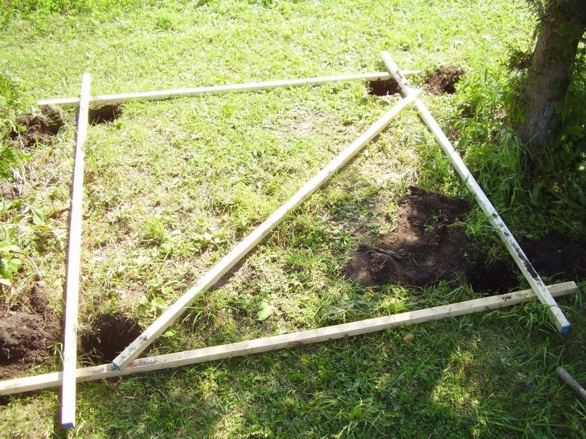 Беседка из стволов деревьев - фото 2