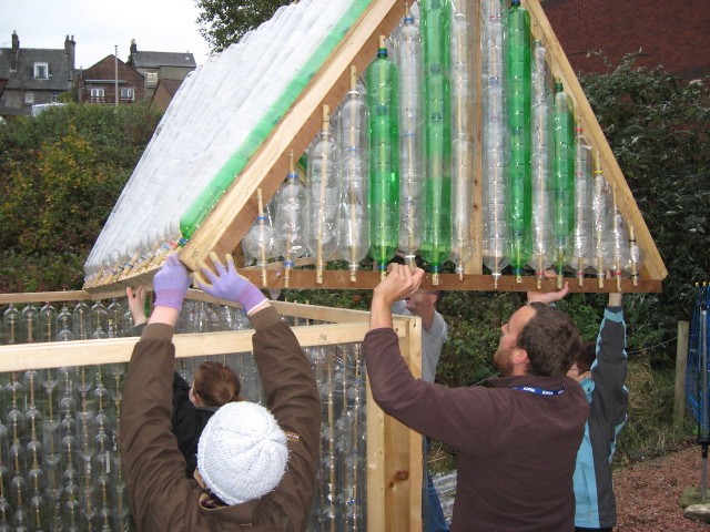 Необычная беседка из пластиковых бутылок - фото 21